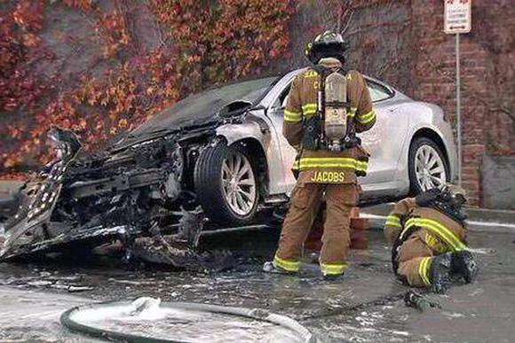 美国一辆特斯拉起火后又再次自燃，车头严重烧毁！