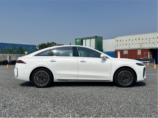 上汽荣威M7 DMH试驾 好看好开又好省的“后浪”