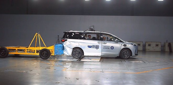 别克GL8陆尚以全优成绩创MPV三排安全碰撞纪录