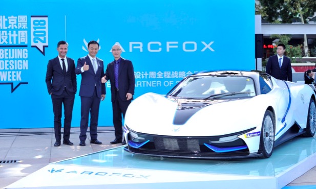 北汽新能源党委书记、总经理郑刚、ARCFOX设计团队核心成员与ARCFOX-7合影