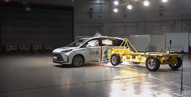 别克GL8陆尚以全优成绩创MPV三排安全碰撞纪录