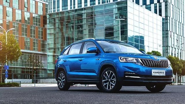 明明准备去看明星和电影，怎么买了辆车回来？