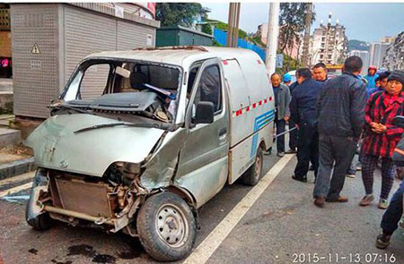 根本停不下来 四川一出租车连撞6车 