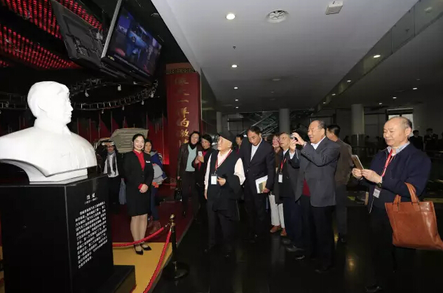 老汽车人参观北京汽车博物馆