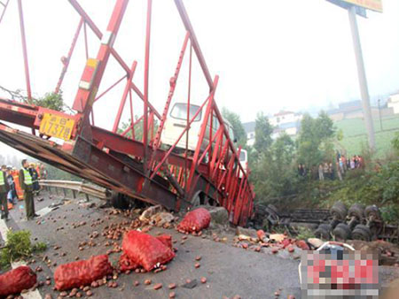 京昆高速四川德阳境内货车相撞 致2死3伤