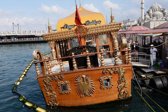 夸张的鱼肉汉堡售卖船