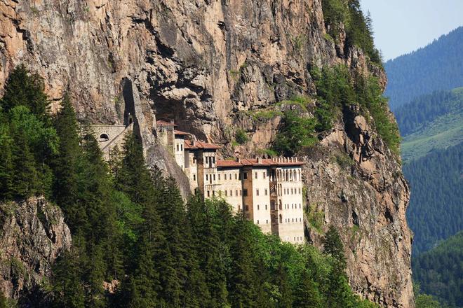 建在半山腰的苏美拉修道院