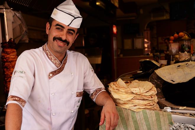 卷烤肉的饼是这位大师傅一张张做出来的