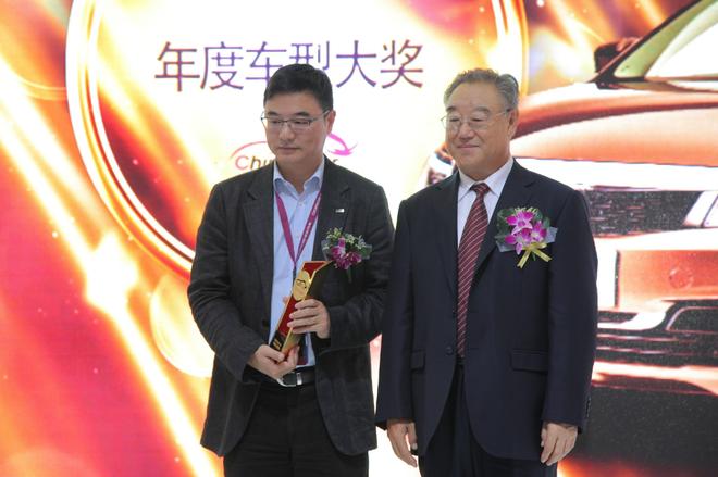 中国机械工业联合会会长王瑞祥颁奖（右）