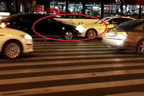 成都街头两轿车车头相对“对视”半小时 