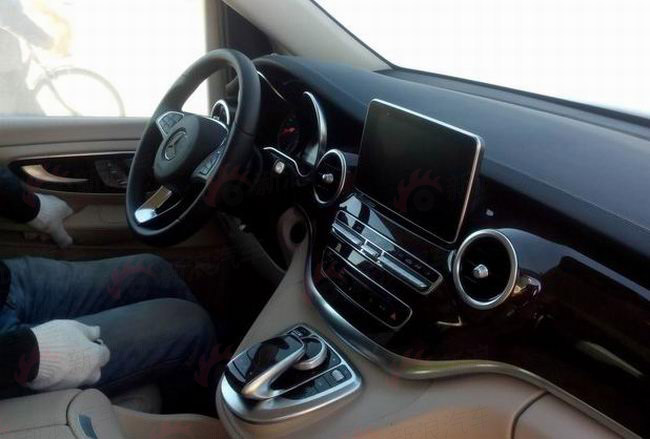 国产奔驰V级无伪谍照曝光