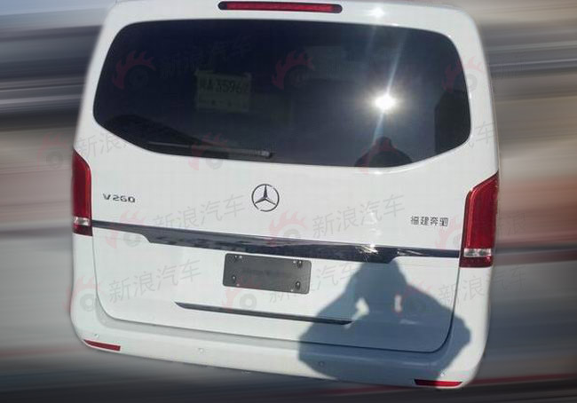 国产奔驰V级无伪谍照曝光