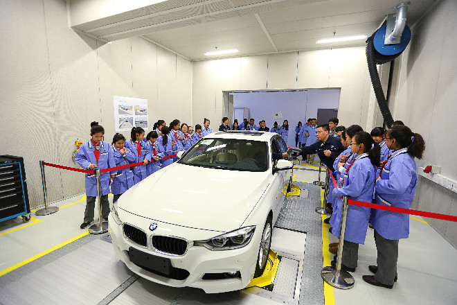 小学生参观工厂环节：振动实验室