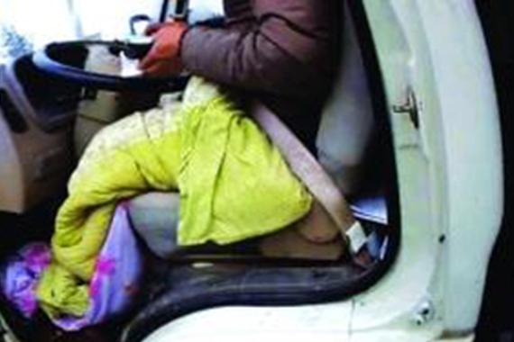 大冷天为省油不开暖风 司机裹棉被上高速