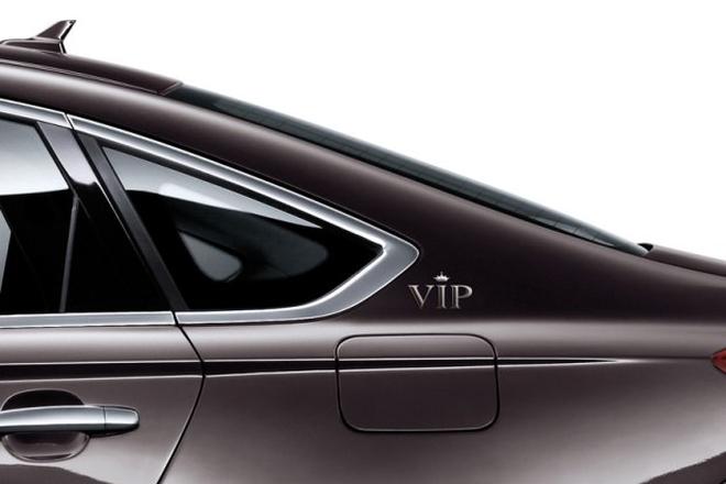 12月上市 众泰旗舰轿车Z700正式下线