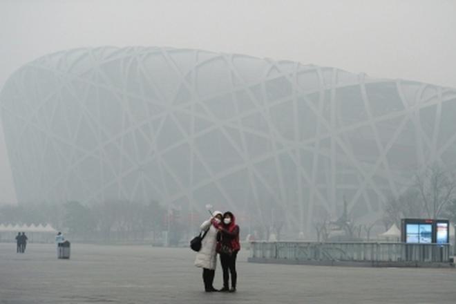 与雾霾中的鸟巢合影。京华时报记者潘之望摄