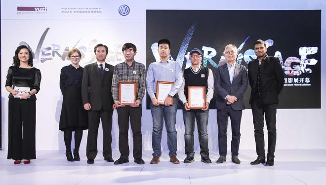 1. 摄影大赛获奖者与评审合影