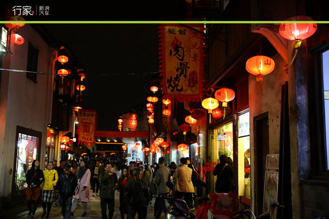 难得的清闲周末 江南古镇偶遇小黄鸭