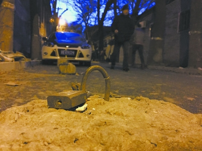 市民争抢车位 私装地锁成风 