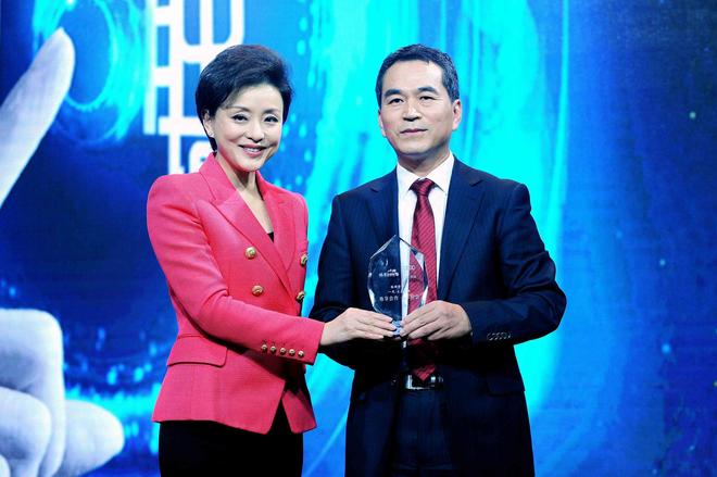 杨澜与一汽-大众汽车有限公司董事、总经理张丕杰深度对话，并颁发“尊享合作，十年纪念”奖杯