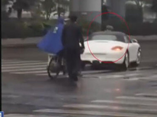 无牌保时捷顶交警逃逸百米被警民齐力截停