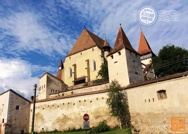 空中才能看出教堂外面的堡垒城墙，可惜没机会俯瞰。