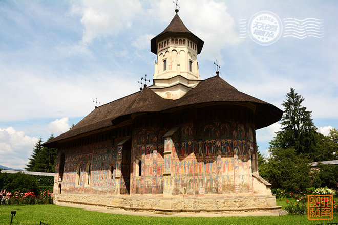彩绘的外墙，绝大的屋檐，高耸的尖塔，看起来像飞碟降落一般。