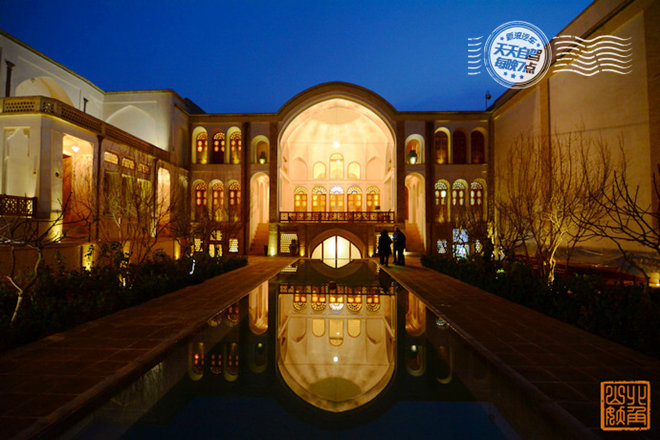 卡尚的Manouchehri house，是此行我们最喜欢的宅子，图上左边一楼那三个拱窗，是我跟肥丫的房间。