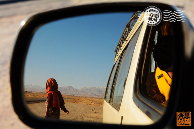 伊朗的公路两旁都好无聊，风景是千篇一律的戈壁