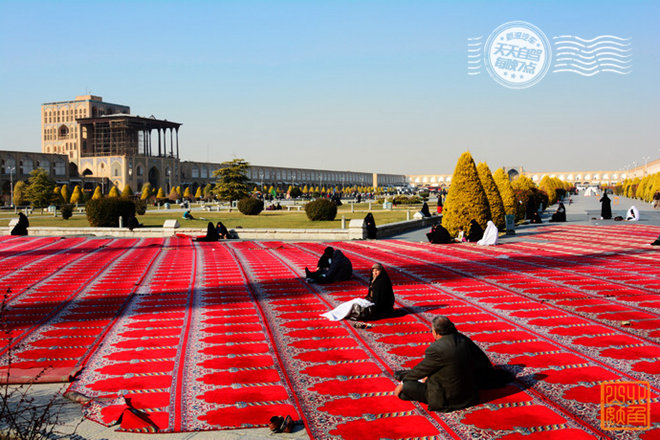 星期五，伊玛目广场的祷告仪式，规模盛大，还有卫兵站岗呢， 这是祷告仪式结束后的现场