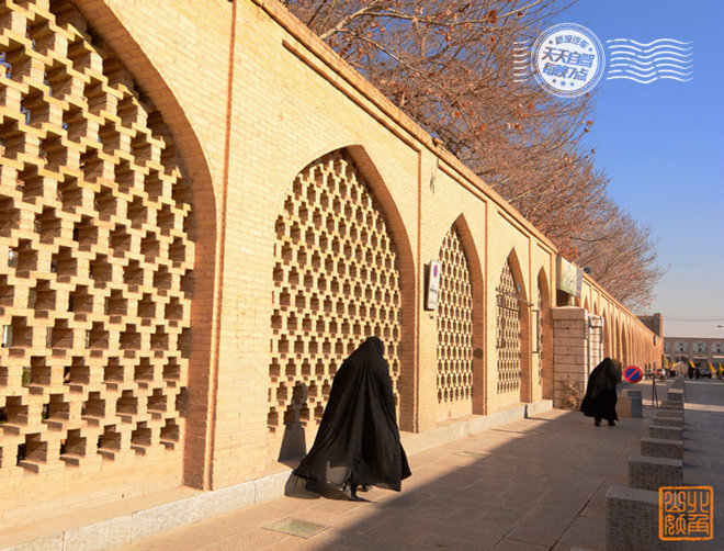 星期五上午，要想从前门进入伊玛目广场，就必须穿成这样才成