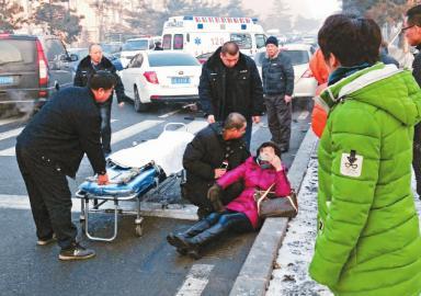 3车相撞殃及2名行人，围观司机再追尾