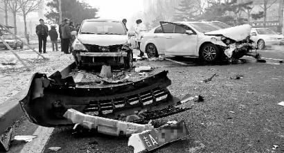 3车相撞殃及2名行人，围观司机再追尾