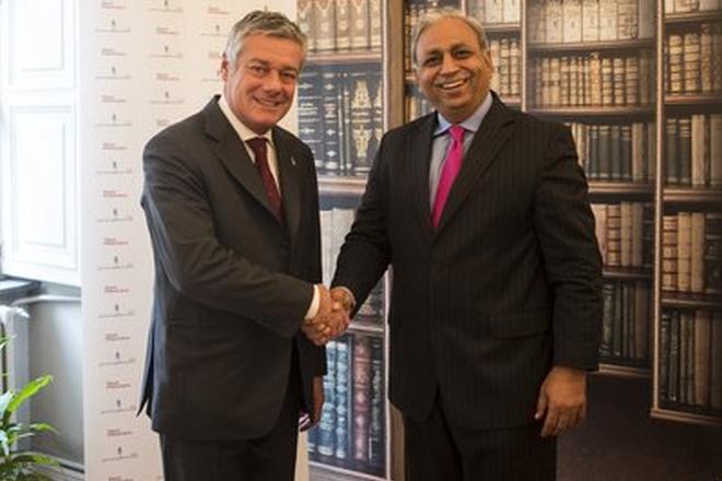 宾尼法利纳公司董事会主席Paolo Pininfarina和马恒达科技董事总经理兼首席执行官CP Gurnani