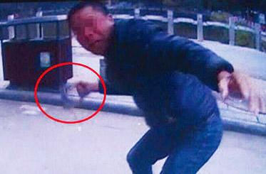 男子闯红灯被拦，持铁锁猛砸协警头部