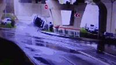 战斗民族男子驾车坠下7米高天桥奇迹生还