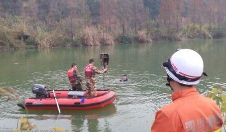 女司机穿高跟鞋开车背后的危机