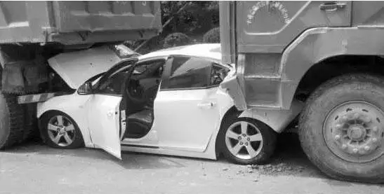 遇到大货车，记住这5条能保命！