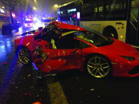 兰博基尼撞上环卫车 副驾美女不治身亡