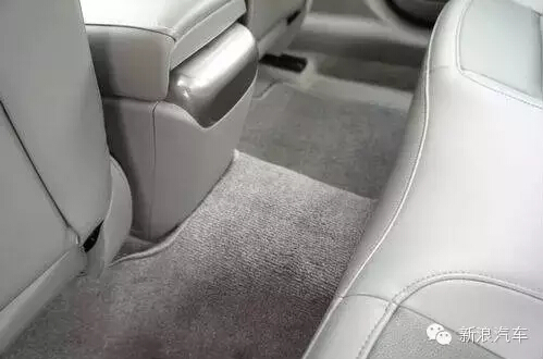 解惑:车辆后排脚下中间为何有凸起？