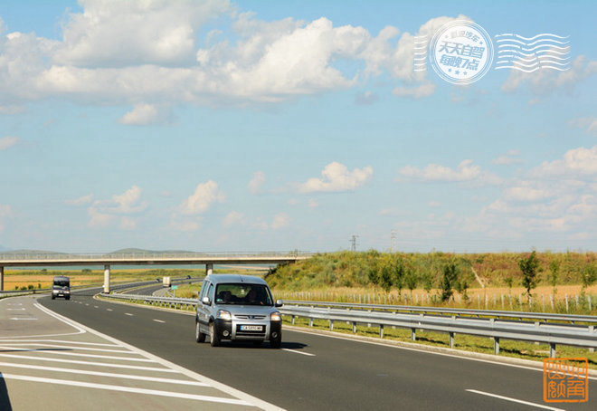 高速路上奔驰的汽车。