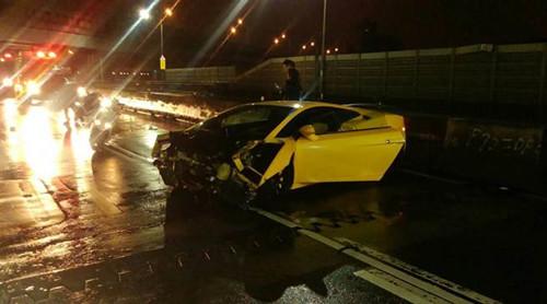 千万兰博基尼撞烂 台男子酒驾找女友顶罪