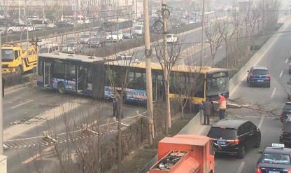 北京一公交车撞倒隔离护栏 横截朝阳路