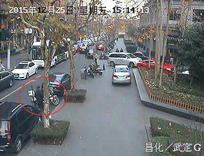 驾驶员不满被交警贴罚单 怒扔交警行驶证