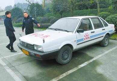 父亲让9岁儿开教练车 驾照被吊销