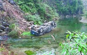 司机瞌睡车滚下百米山崖 系安全带捡一命