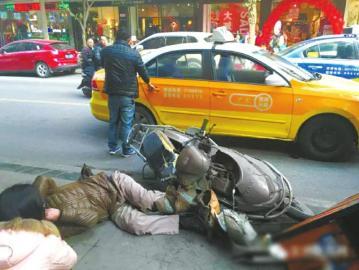 女子突然开车门 电动车被“吓”进垃圾桶