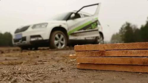 车轮上绑木板就能让陷入泥沼的车脱困？