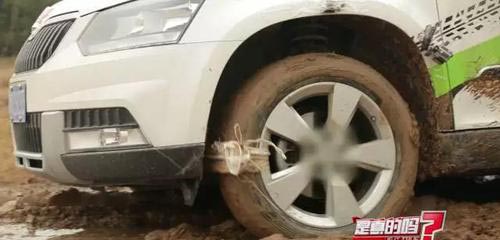 车轮上绑木板就能让陷入泥沼的车脱困？