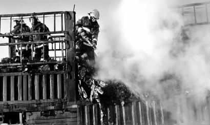 货车行驶中起火 司机为控制火势逆风疾驰